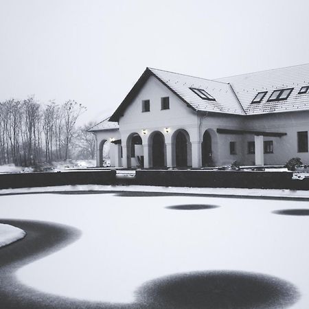 Hôtel Deak Udvarhaz à Kakucs Extérieur photo