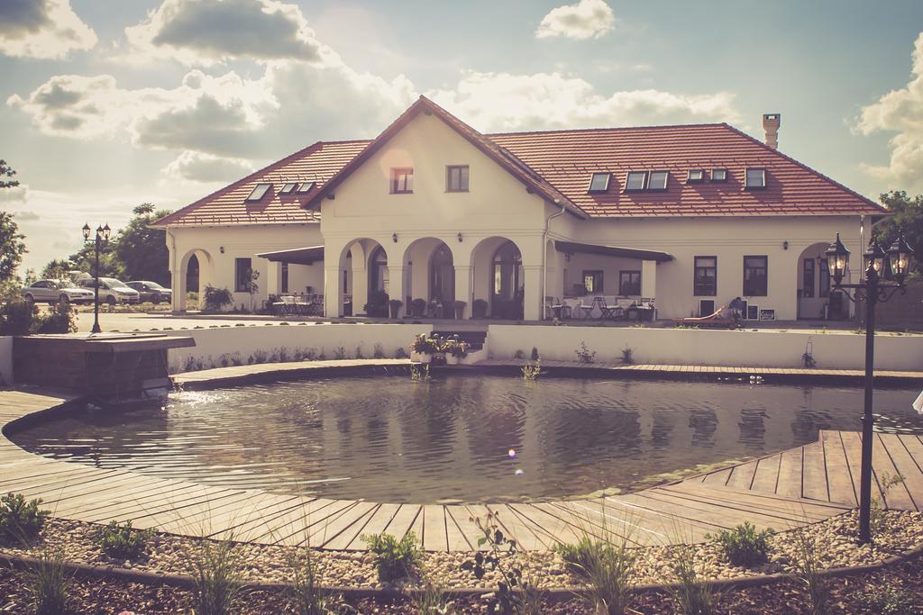 Hôtel Deak Udvarhaz à Kakucs Extérieur photo