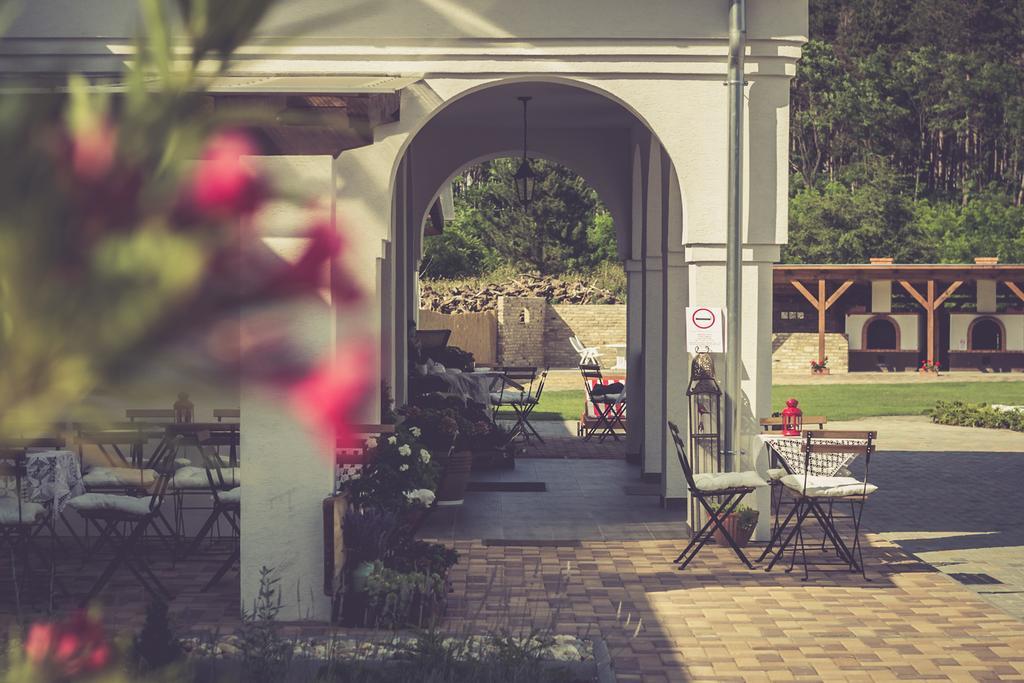 Hôtel Deak Udvarhaz à Kakucs Extérieur photo