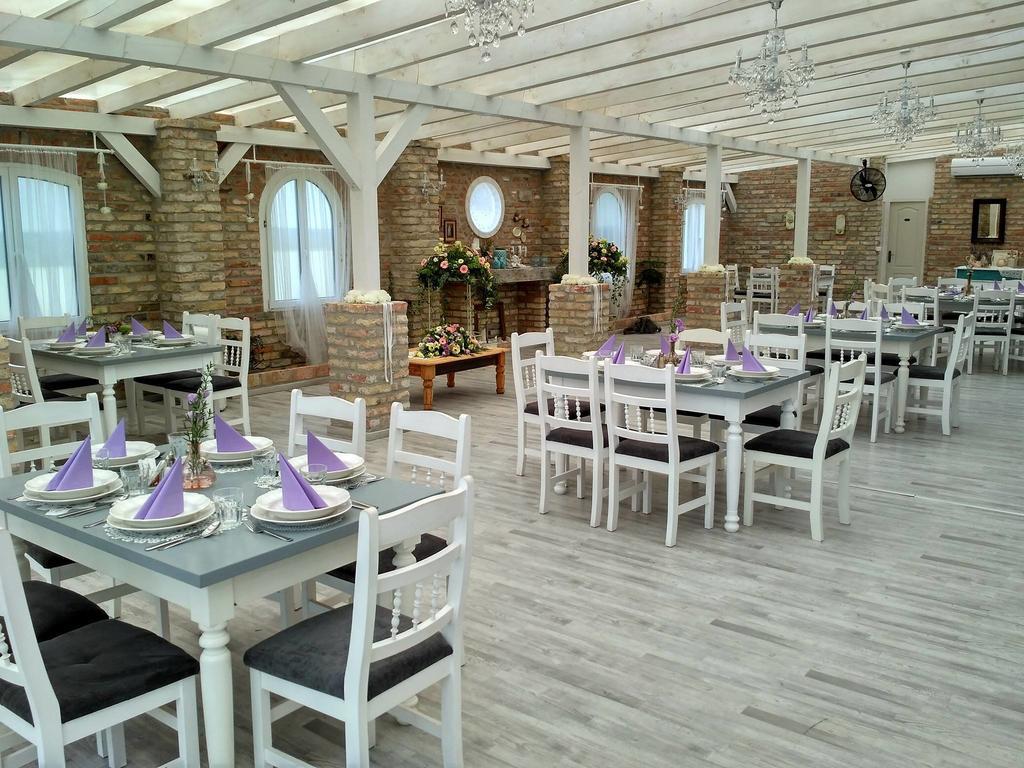 Hôtel Deak Udvarhaz à Kakucs Extérieur photo
