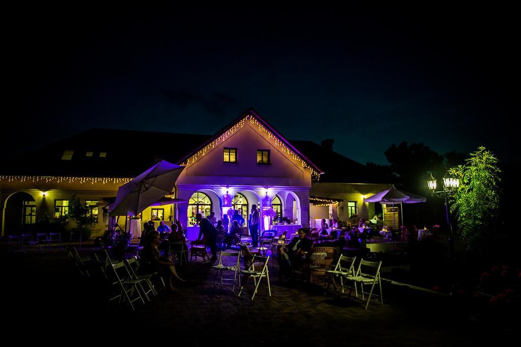 Hôtel Deak Udvarhaz à Kakucs Extérieur photo