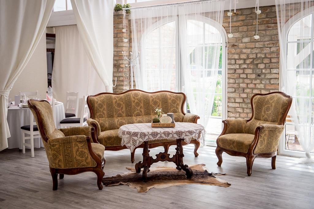Hôtel Deak Udvarhaz à Kakucs Extérieur photo