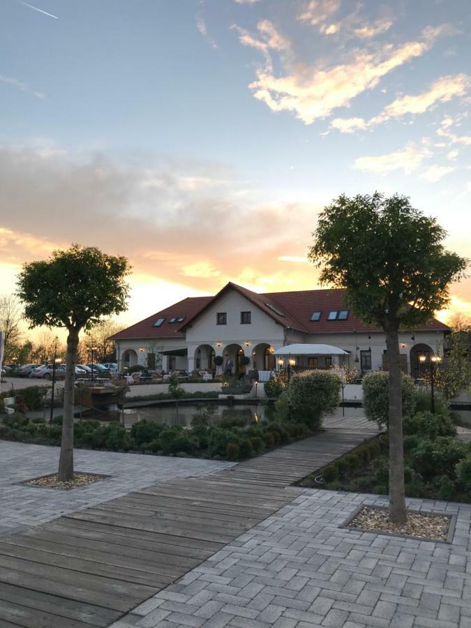 Hôtel Deak Udvarhaz à Kakucs Extérieur photo